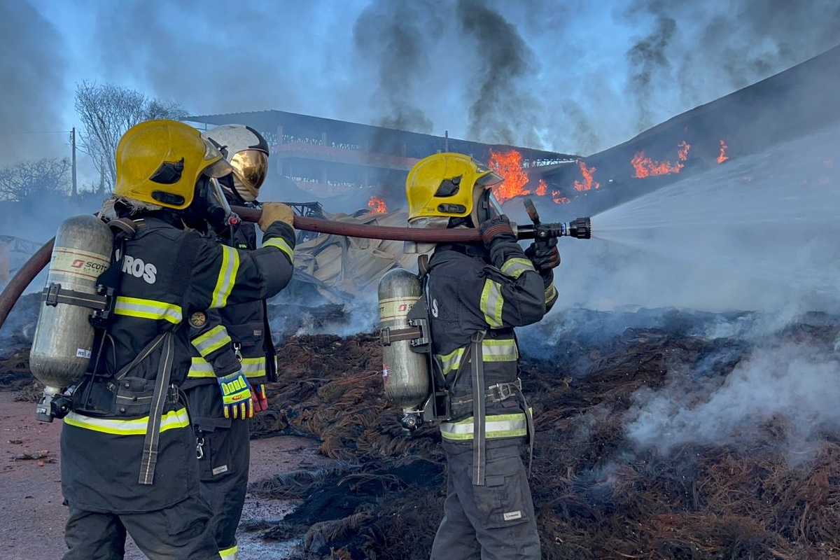 Senador Canedo: bombeiros já usaram 100 mil litros de água em incêndio em depósito de pneus