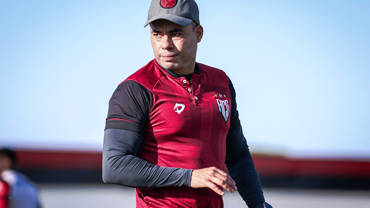 Jair Ventura comandando treino e tomando café