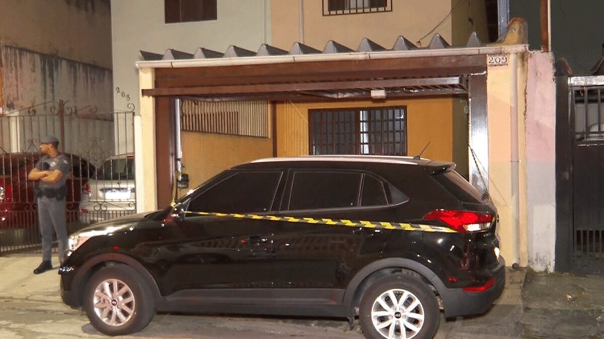 Adolescente mata os pais e a irmã em SP por ficar sem computador e celular Menor ficou em casa com os corpos no final de semana