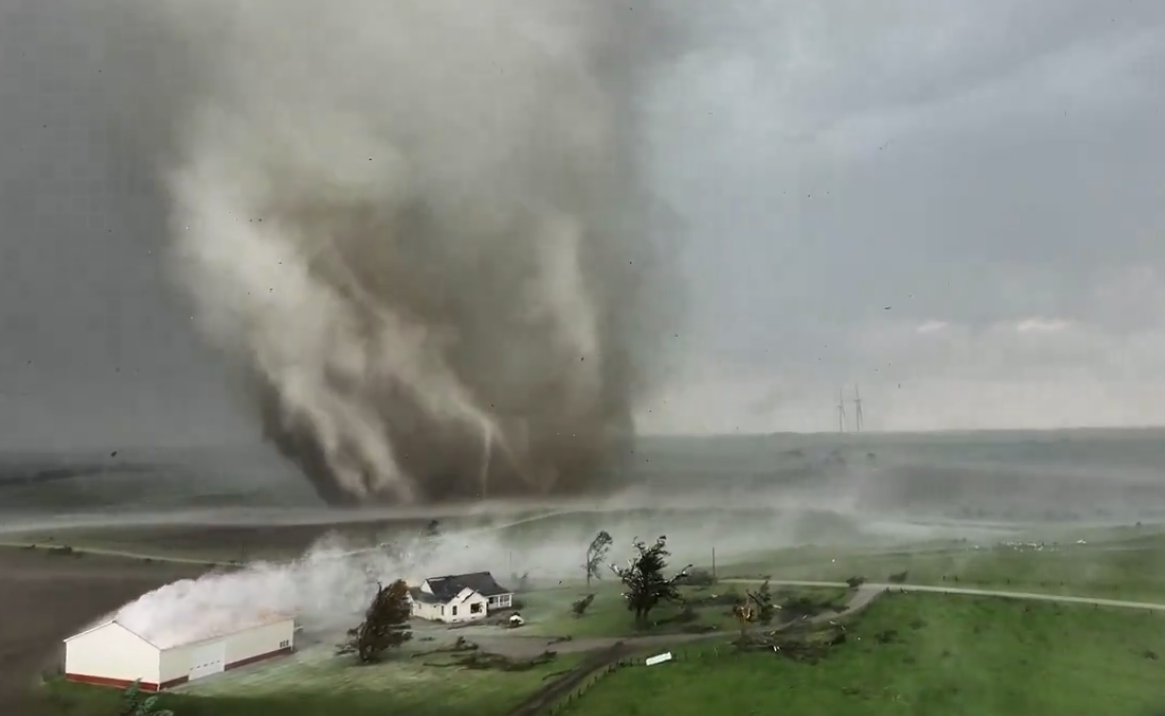 Tornado provoca mortes e destruição em Iowa, nos Estados Unidos