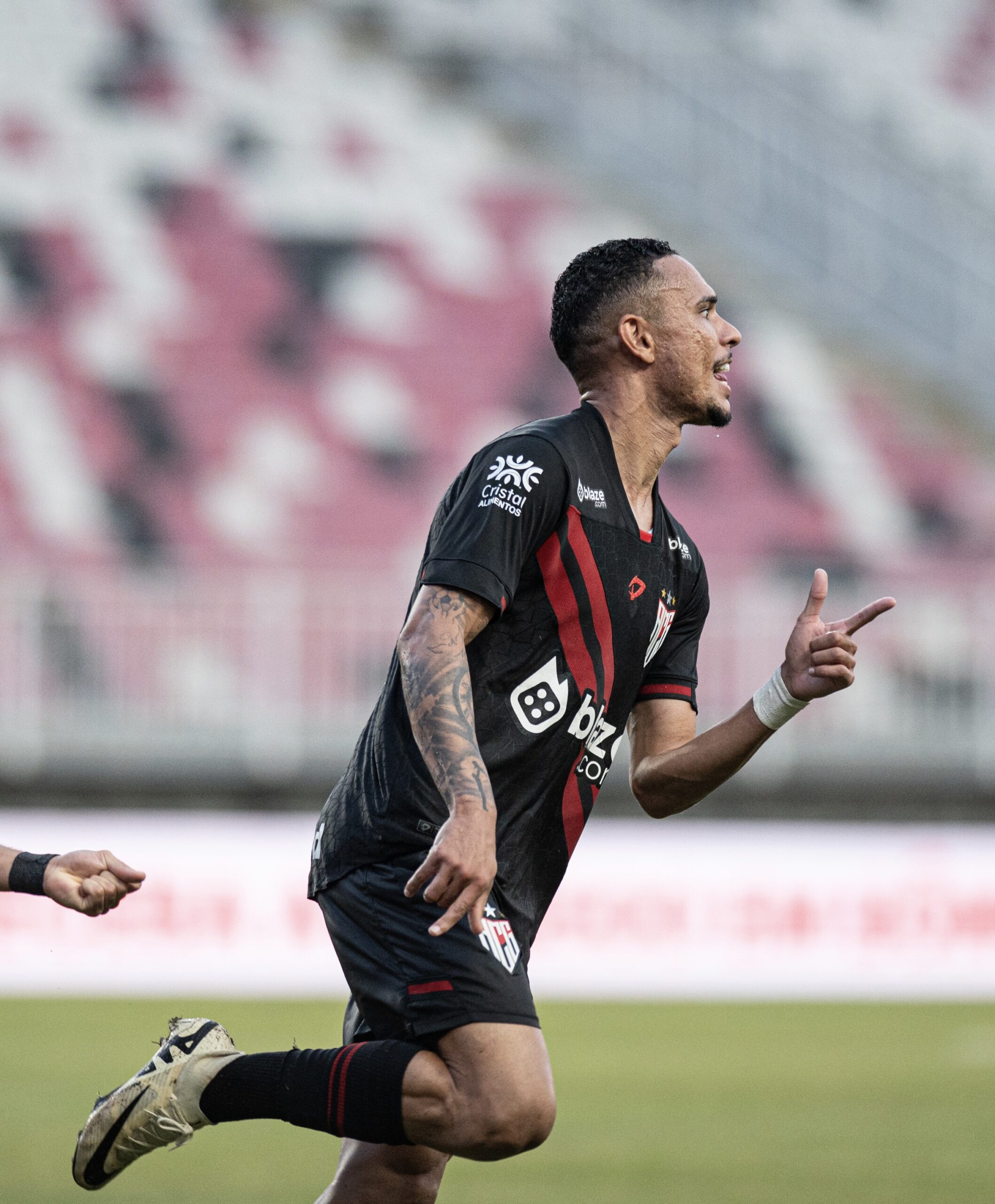 Atlético Goianiense marca no segundo tempo, vence Brusque e abre vantagem na Copa do Brasil