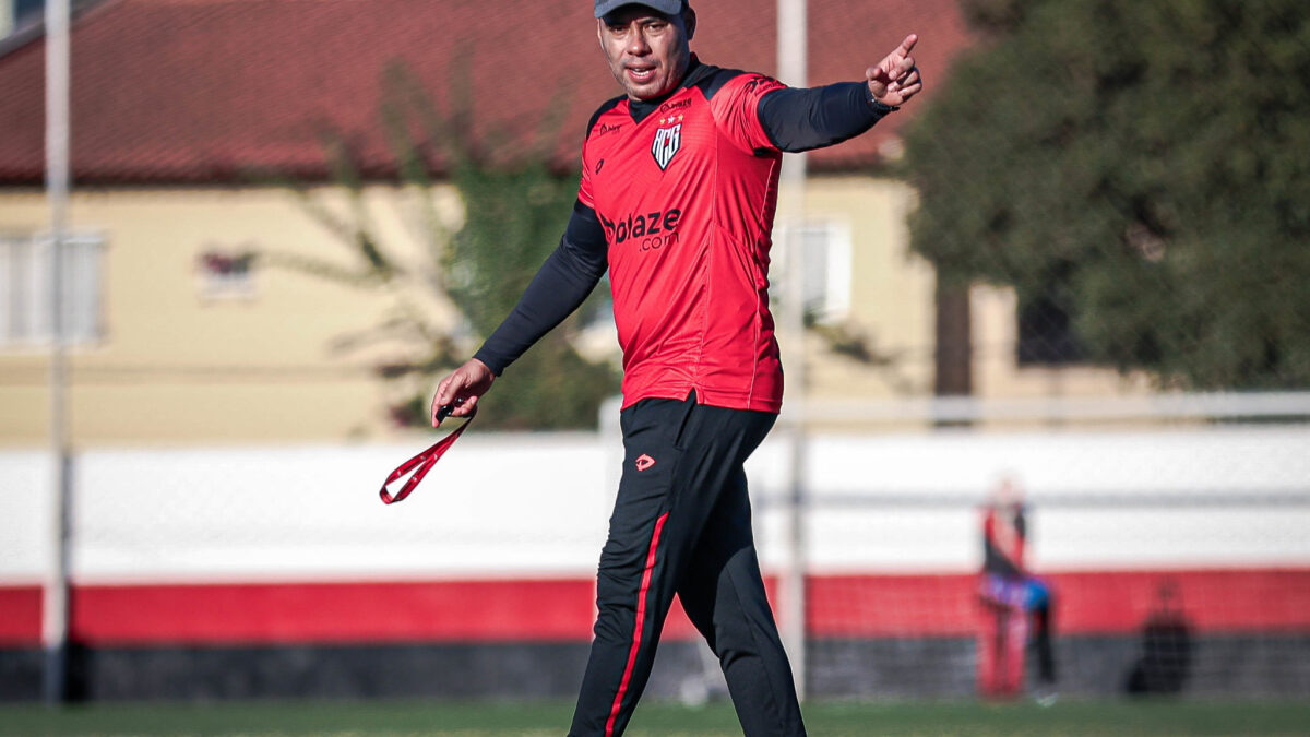 Jair Ventura comandando treino no CT do Dragão
