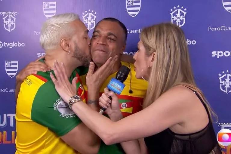 Belo e Denilson selam as pazes com beijo no rosto Após duas décadas de briga por causa de dívida milionária, cantor e jogador reatam amizade