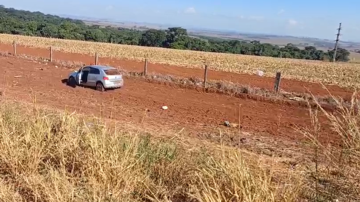 Motorista bêbado é preso pela PRF após perder controle de carro e sair da BR-452, em Rio Verde