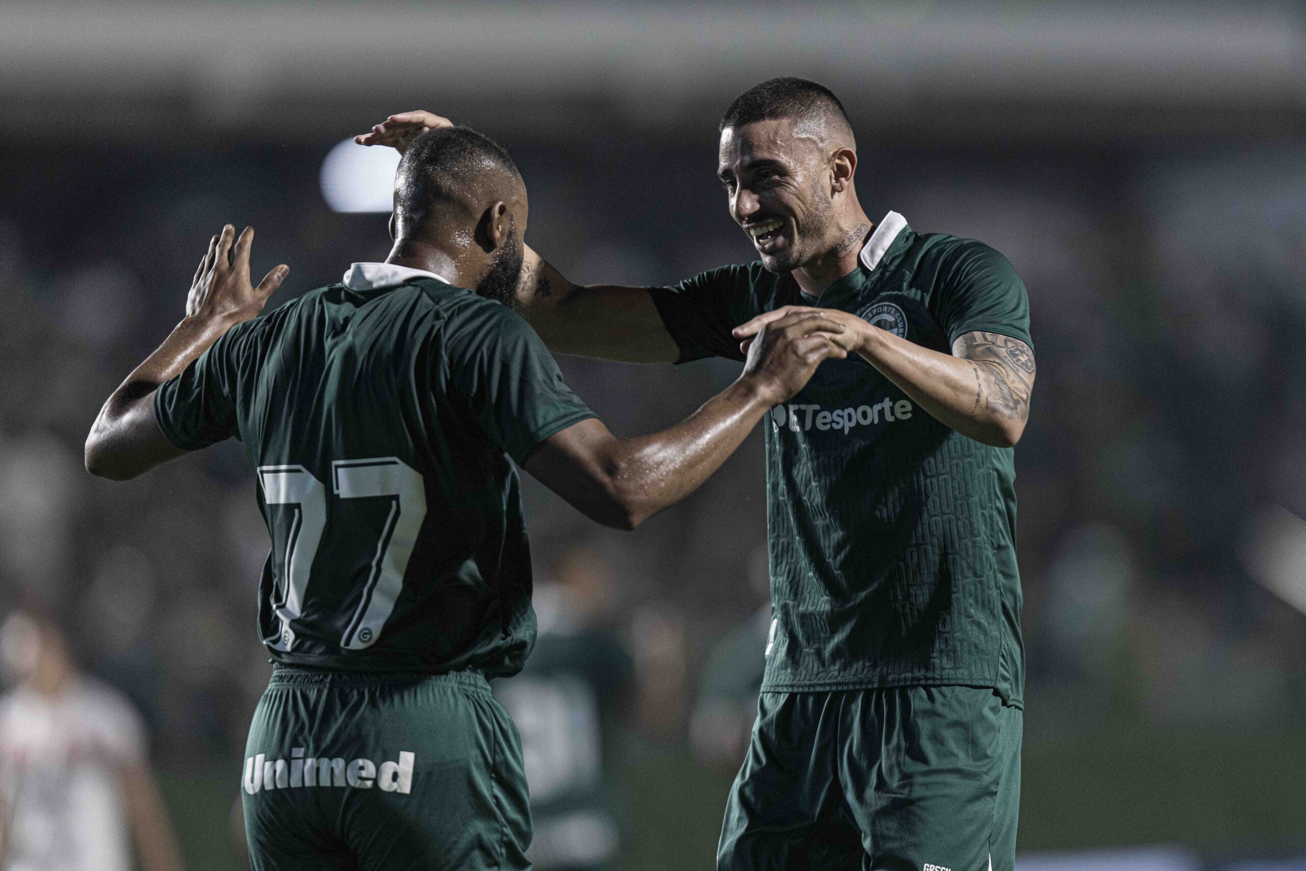 Com dois gols de Marcão, Goiás goleia o Botafogo-SP e assume a liderança da Série B