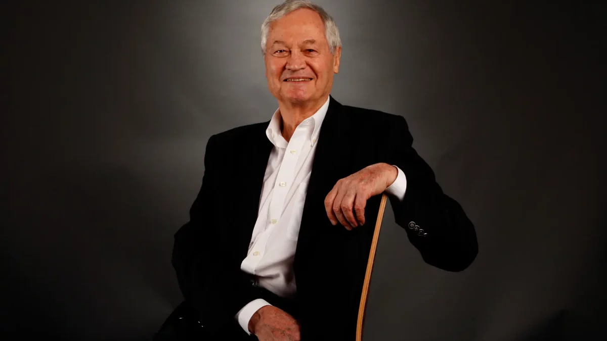Roger Corman, o lendário produtor e diretor de vários filmes B de Hollywood, morreu aos 98 anos. Corman produziu longas de gênero de baixo orçamento com uma velocidade vertiginosa e proporcionou impulsos na carreira de jovens talentos como Jack Nicholson, Ron Howard, Peter Bogdanovich, Martin Scorsese, Francis Ford Coppola , Jonathan Demme, Gale Anne Hurd e James Cameron.