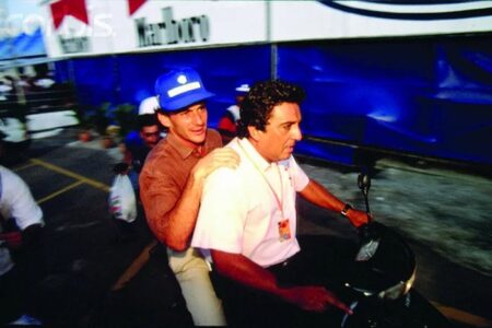 Ayrton Senna pegando carona com Galvão Bueno