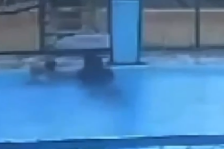 Imagem de vídeo que mostra mãe tentando afogar filha em clube de Cidade Ocidental