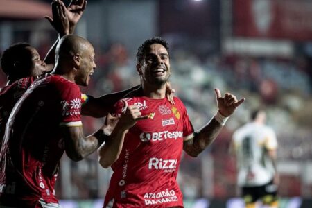 Henrique Almeida comemorando gol contra o Novorizontino
