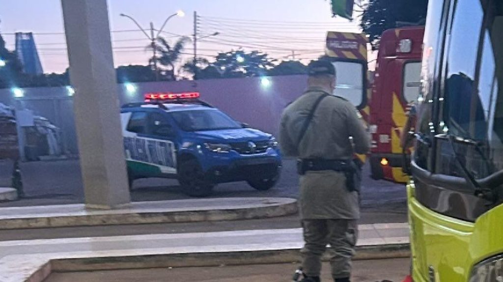 Mulher é presa após ferir homem com faca dentro de ônibus em Catalão