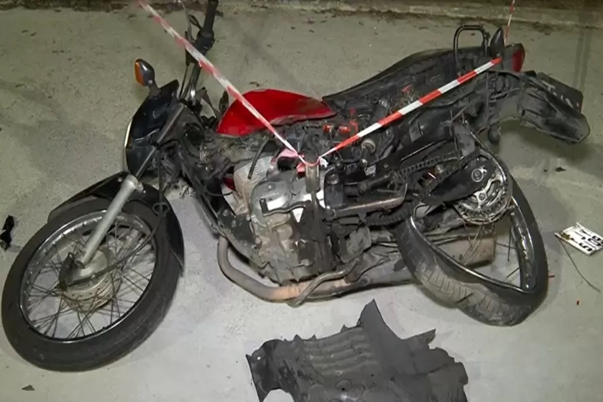 Motorista em Mercedes bate em moto e foge; garupa tem perna amputada