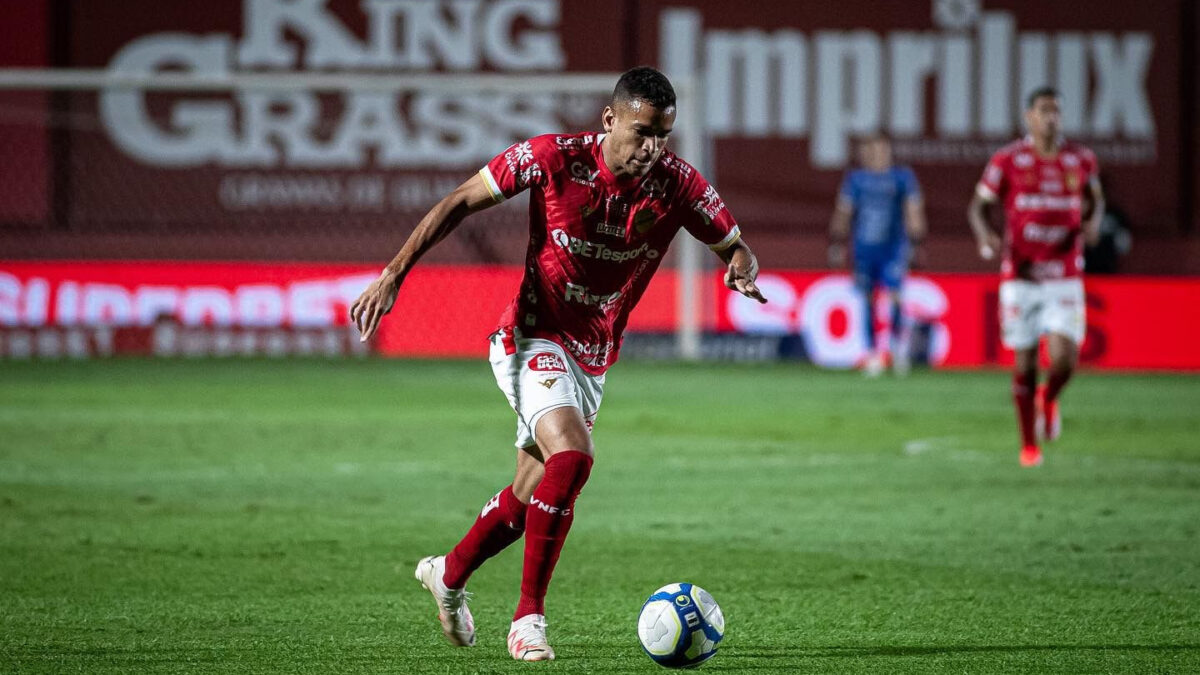 Elias atuando com a camisa do Vila Nova