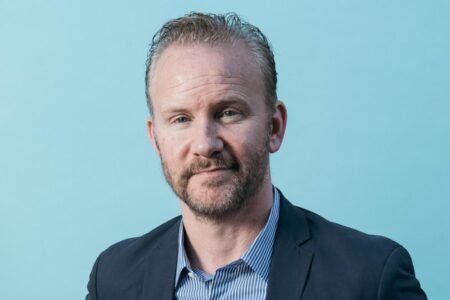 Morgan Spurlock, um documentarista que capturou seus próprios sintomas psicológicos e físicos ao comer McDonald's todos os dias durante um mês no longa-metragem indicado ao Oscar de 2004 “Super Size Me”, morreu quinta-feira no interior do estado de Nova York devido a complicações de câncer. Ele tinha 53 anos. A família de Spurlock confirmou sua morte.