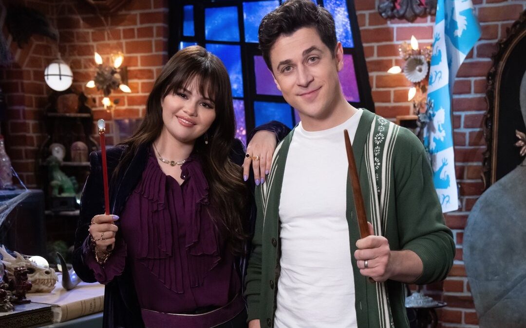 O revival de "Os Feiticeiros de Waverly Place" ganhou fotos e um título oficial. A série se chamará "Wizards Beyond Waverly Place", algo como "Feiticeiros Além de Waverly Place". O show marcará o retorno de Selena Gomez e David Henrie como os Russo.