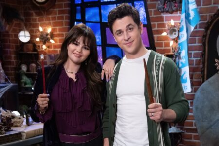 O revival de "Os Feiticeiros de Waverly Place" ganhou fotos e um título oficial. A série se chamará "Wizards Beyond Waverly Place", algo como "Feiticeiros Além de Waverly Place". O show marcará o retorno de Selena Gomez e David Henrie como os Russo.