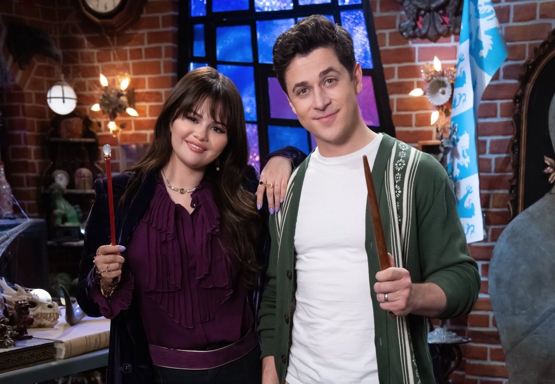 O revival de "Os Feiticeiros de Waverly Place" ganhou fotos e um título oficial. A série se chamará "Wizards Beyond Waverly Place", algo como "Feiticeiros Além de Waverly Place". O show marcará o retorno de Selena Gomez e David Henrie como os Russo.