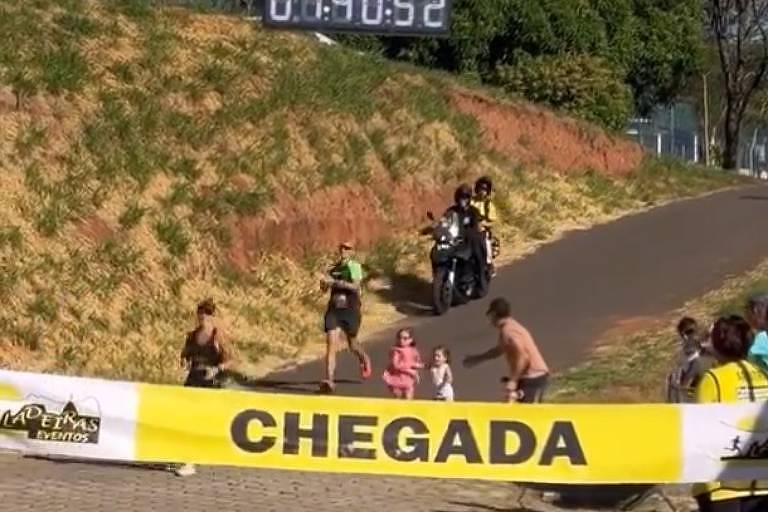 Maratonista quase perde corrida na reta final por causa do marido; veja vídeo