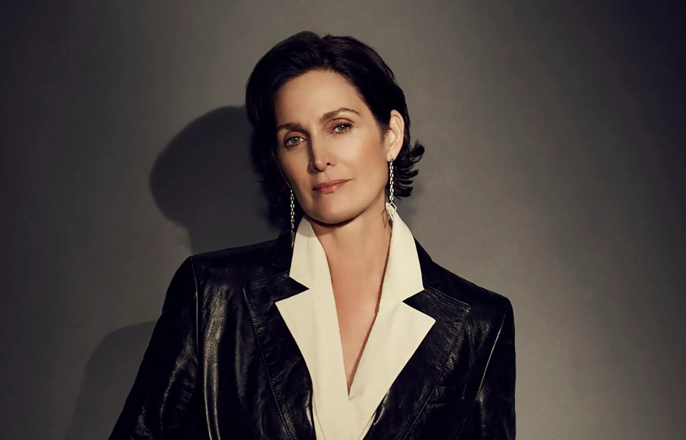 ‘Fubar’: Carrie-Anne Moss entra para o elenco da 2ª temporada de série com Schwarzenegger