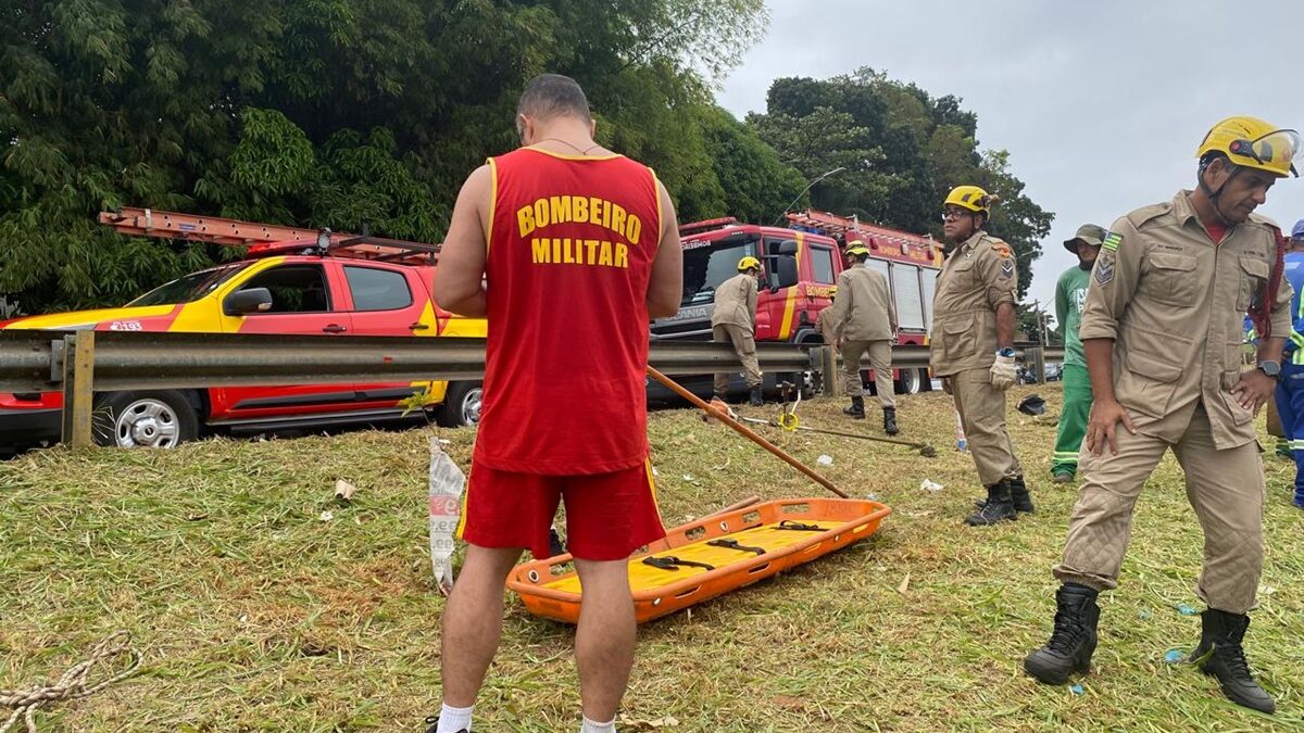 IML recolhe corpo encontrado no córrego da Marginal Botafogo e polícia aguarda laudo