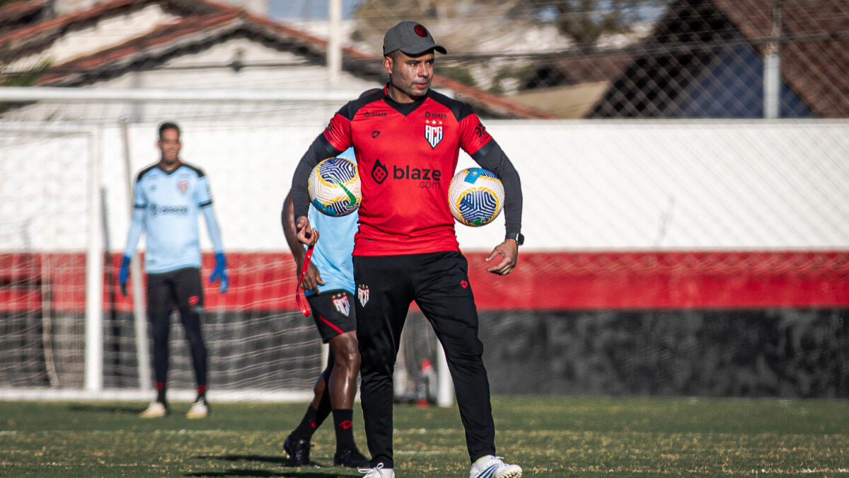 Jair Ventura comandando treino no CT do Dragão