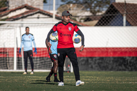 Jair Ventura comandando treino no CT do Dragão