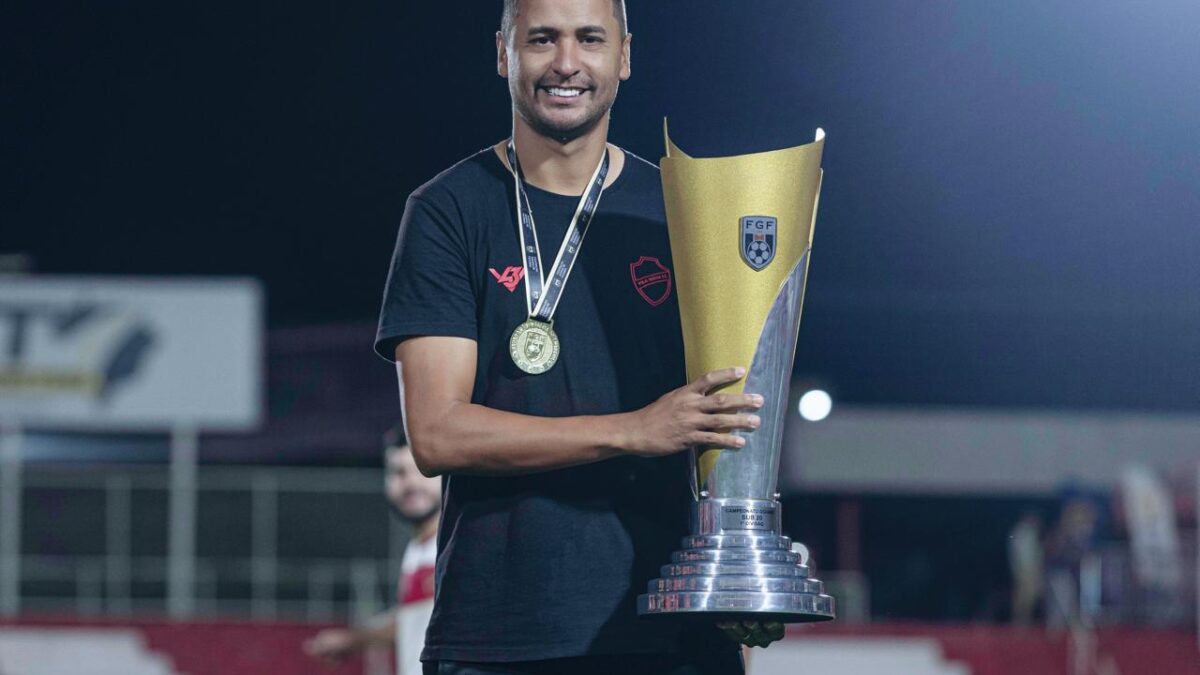 Tutti Mendes com a taça do Goiano Sub-20