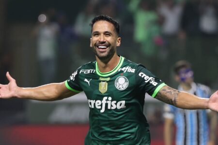 Luan comemorando gol pelo Palmeiras
