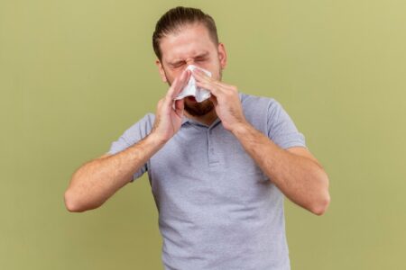 Fenômeno raro é chamado de evisceração Nos EUA: Homem espirra e expulsa parte do intestino pela barriga entenda