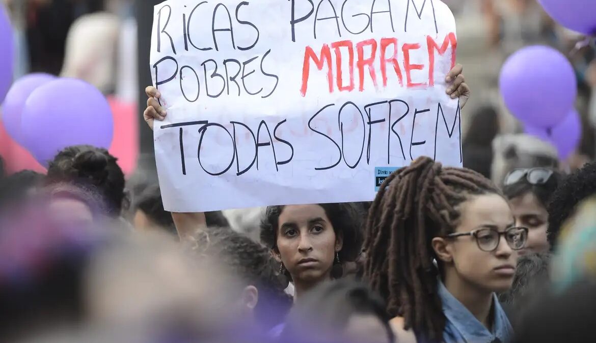 Mulheres protestam com cartazes em prol da vida e escolha de mulheres em casos de aborto (Foto: Agência Brasil)
