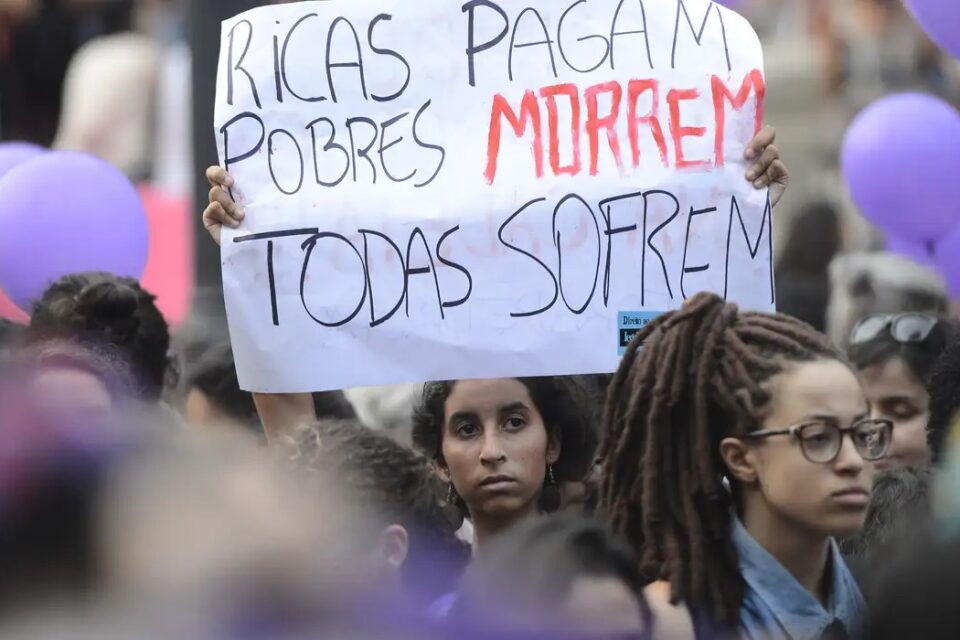 Mulheres protestam com cartazes em prol da vida e escolha de mulheres em casos de aborto (Foto: Agência Brasil)