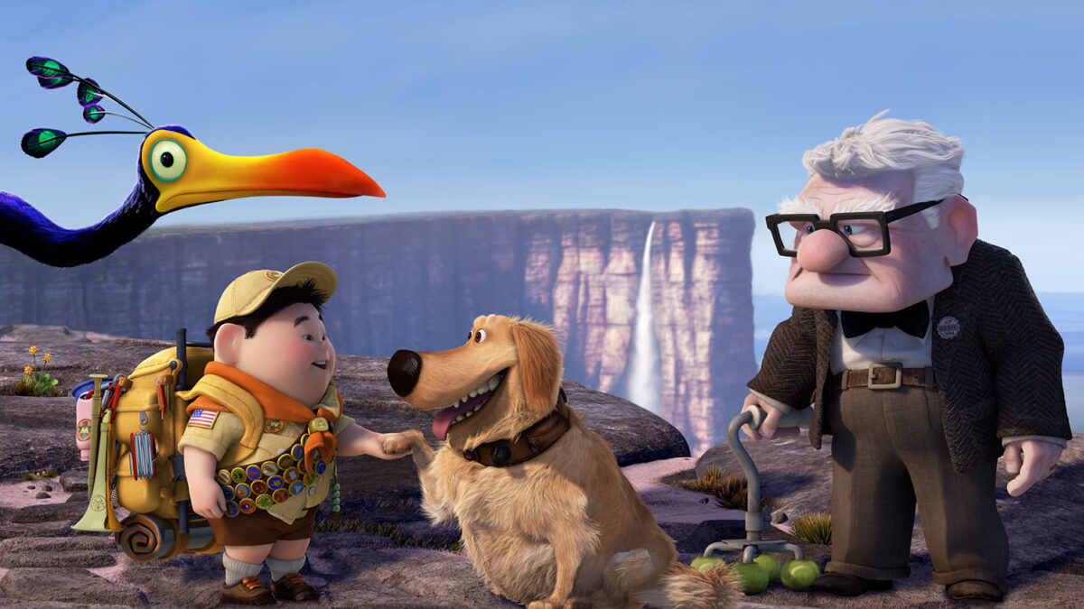 “Up – Altas Aventuras”, até hoje, é uma das experiências dentro de uma sala de cinema mais inesquecíveis que já tive. No início já estava destruído por dentro, chorando de soluçar, e me lembro como se fosse hoje dos óculos 3D embaçados por cima dos meus óculos de grau – também embaçados -, o nariz escorrendo e a sensação de estar sozinho na sala e sendo testemunha da trajetória de vida do casal Carl e Elle – e as inevitabilidades dos anos, como também os momentos importantes construídos ao longo deles.