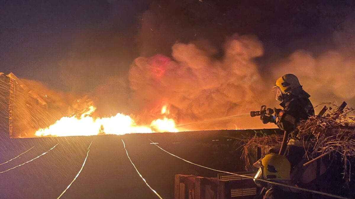 Foto colorida mostra bombeiro direcionando jato de água para foco de chama intenso (Foto: Bombeiros)