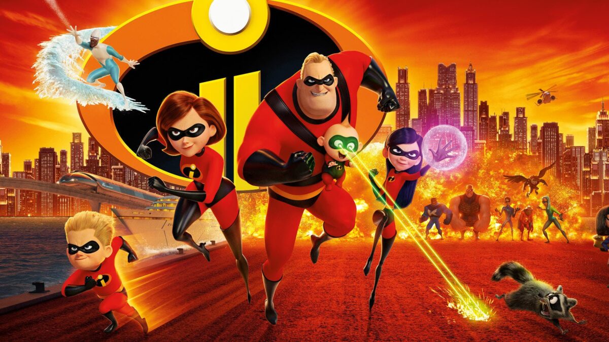 Quando “Os Incríveis” foi lançado em 2004 o cinema não vivia esta era dos filmes de super-heróis como hoje. Este que já podemos chamar de um subgênero foi reavivado em 2000 – principalmente – com o primeiro "X-Men" e ganhou voo quando “Homem Aranha” se tornou um sucesso absoluto de bilheteria em 2002. A animação da Pixar foi uma guinada complementar neste formato e responsável por influenciar, e impactar, toda uma geração de espectadores ao condensar em um filme animado tanto a diversão habitual para a criançada quanto dilemas adultos que envolviam escolhas familiares e pessoais de cada personagem.