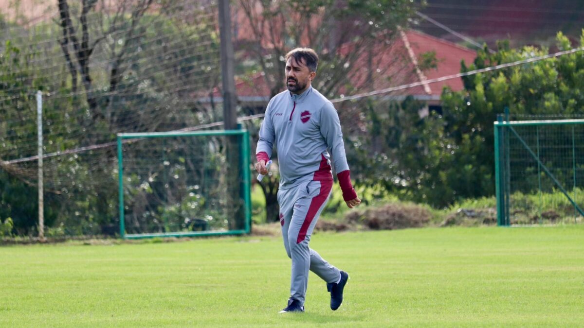 Luizinho Lopes comandando treino