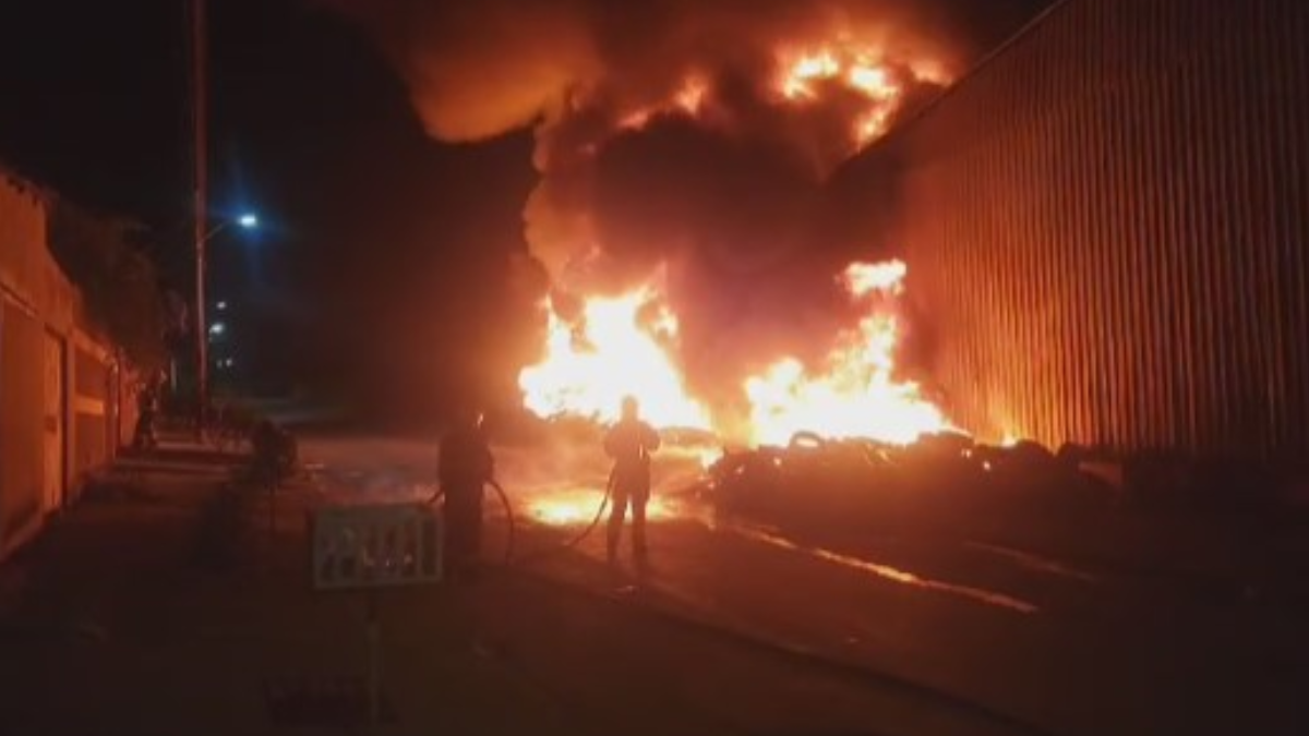 Incêndio em galpão de reciclagem de pneus em Anápolis (Foto: Reprodução)