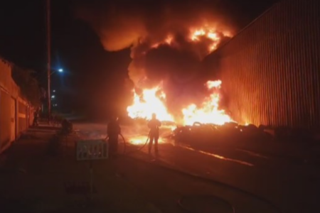 Incêndio em galpão de reciclagem de pneus em Anápolis (Foto: Reprodução)