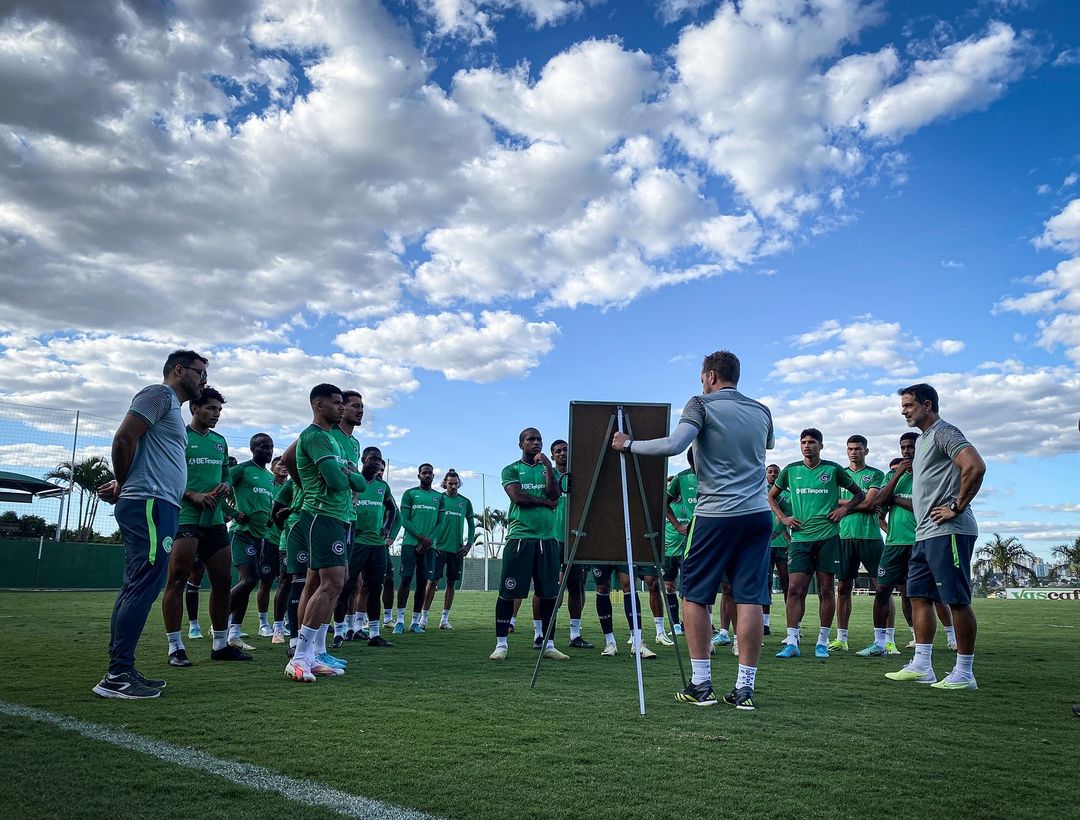 Para voltar a vice-liderança, Goiás enfrenta Coritiba pela Série B