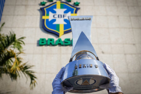 troféu do Campeonato Brasileiro Série B na sede da CBF