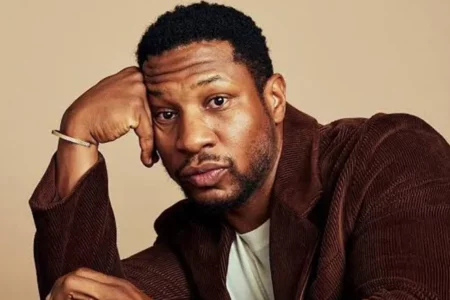 Jonathan Majors conseguiu seu primeiro papel no cinema desde que foi condenado em 2023 por agressão doméstica e demitido do Universo Cinematográfico Marvel da Disney. Ele vai estrelar o thriller de vingança independente “Merciless”, dirigido por Martin Villeneuve.