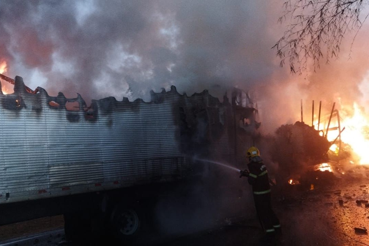 Caminhão rodotrem pega fogo na BR-153 na madrugada deste domingo, em Itumbiara