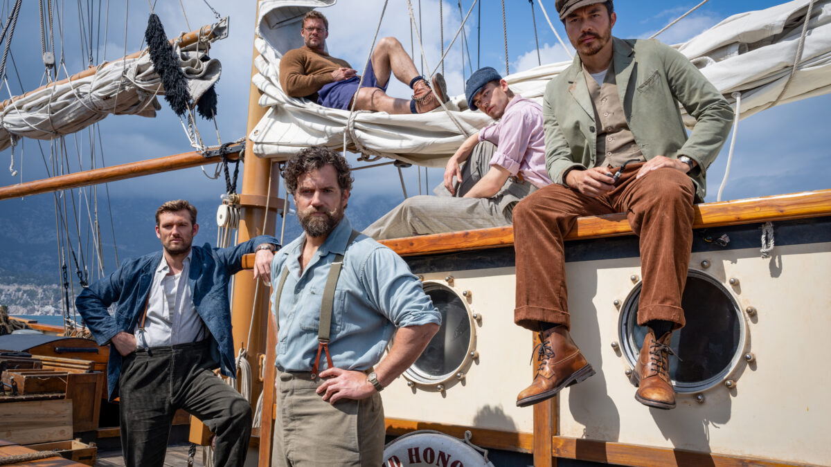 "Guerra Secretas" se diz baseado em uma história real mas, na realidade, é só inspirado mesmo já que é improvável na vida real as coisas terem acontecido como é mostrado no filme. E tudo bem! As intenções do diretor Guy Ritchie aqui é criar um filme de ação e aventura cheio de charme, ritmo e um elenco estelar exalando carisma, beleza em ótimas cenas de ação.