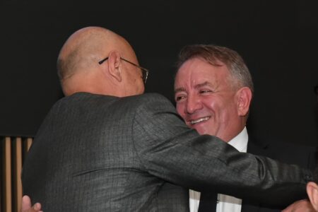 Alcides e Vilmar trocaram abraços e sorrisos durante cerimônia de inauguração da nova sede da Câmara dos Vereadores de Aparecida