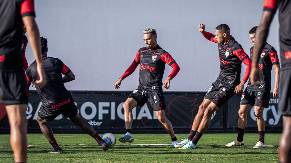 Luiz Fernando treinando com demais companheiros no CT do Dragão