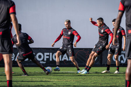 Luiz Fernando treinando com demais companheiros no CT do Dragão