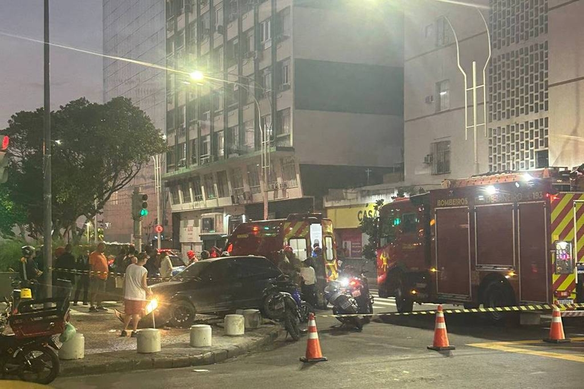 Motociclista morre após ser atropelado e agredido com pedra no RJ