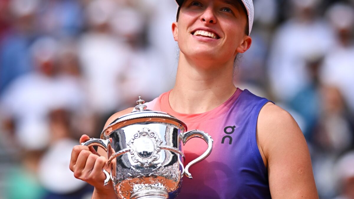 Iga Swiatek com troféu de Roland Garros