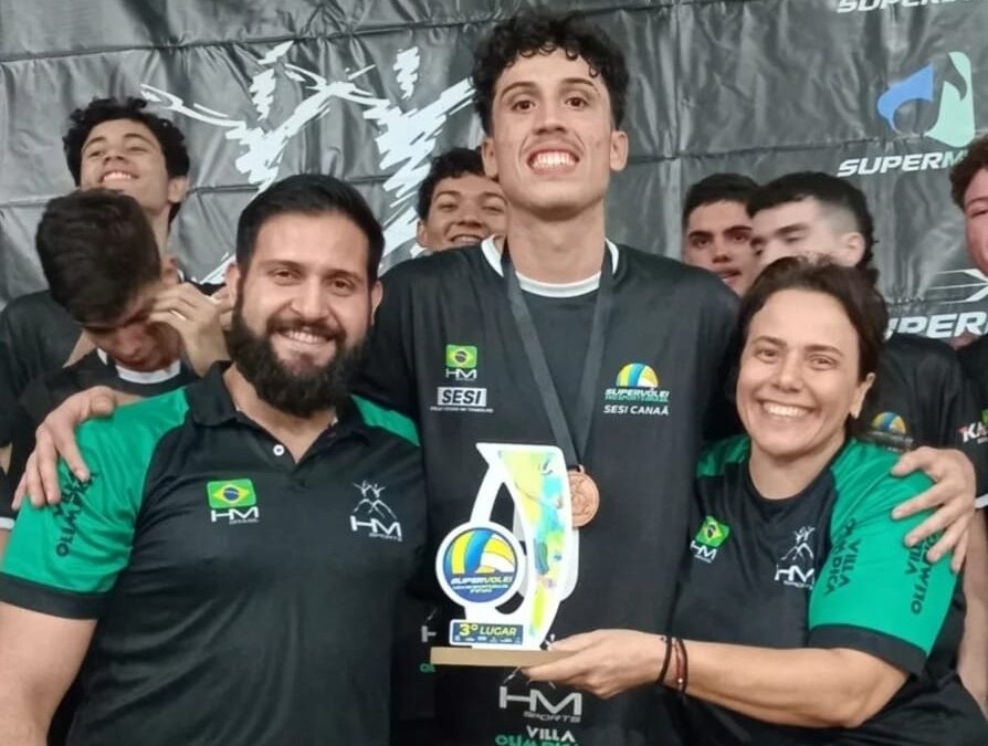 Alexandre Pedroso (centro) se transferiu para o Flamengo