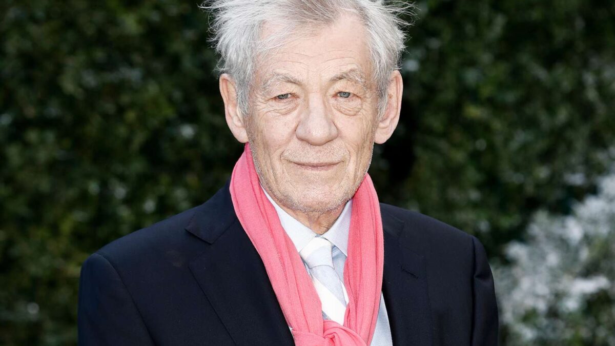 Ian McKellen, nosso eterno Gandalf e Magneto do cinema, foi hospitalizado depois de cair do palco durante uma apresentação de “Player Kings” no teatro Noël Coward Theatre, no West End, em Londres, segundo a BBC.