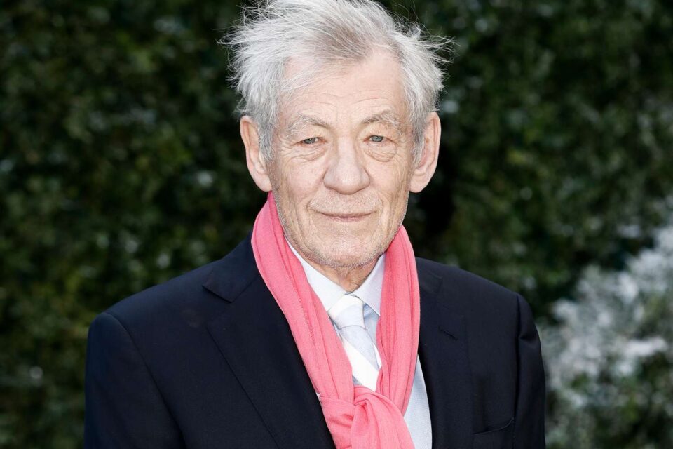 Ian McKellen, nosso eterno Gandalf e Magneto do cinema, foi hospitalizado depois de cair do palco durante uma apresentação de “Player Kings” no teatro Noël Coward Theatre, no West End, em Londres, segundo a BBC.