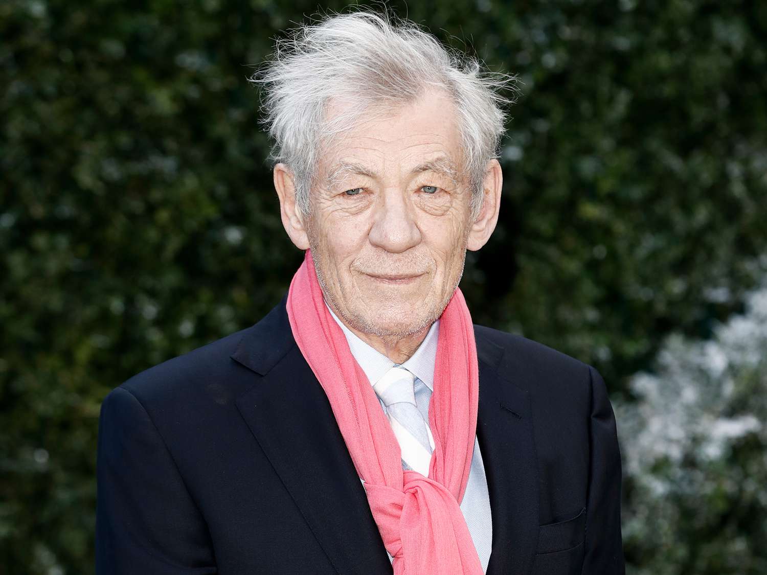 Ian McKellen é hospitalizado após cair do palco em teatro de Londres